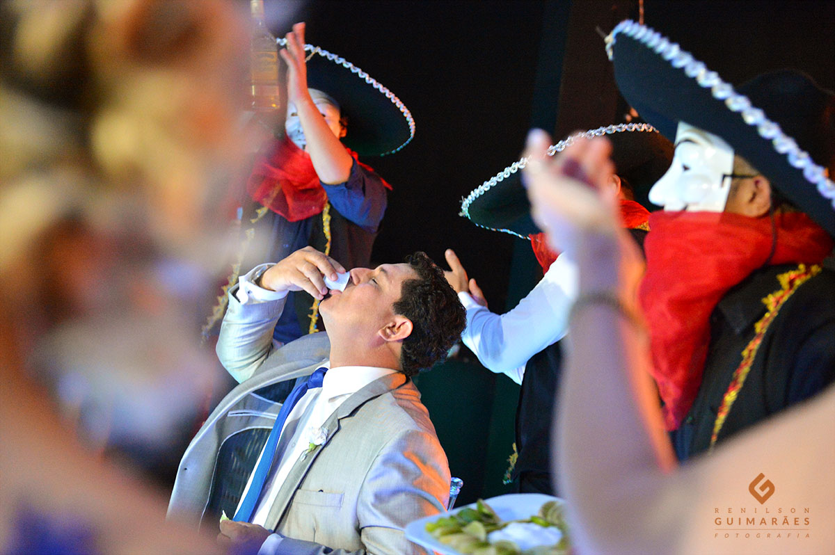 o noivo tomando tequila