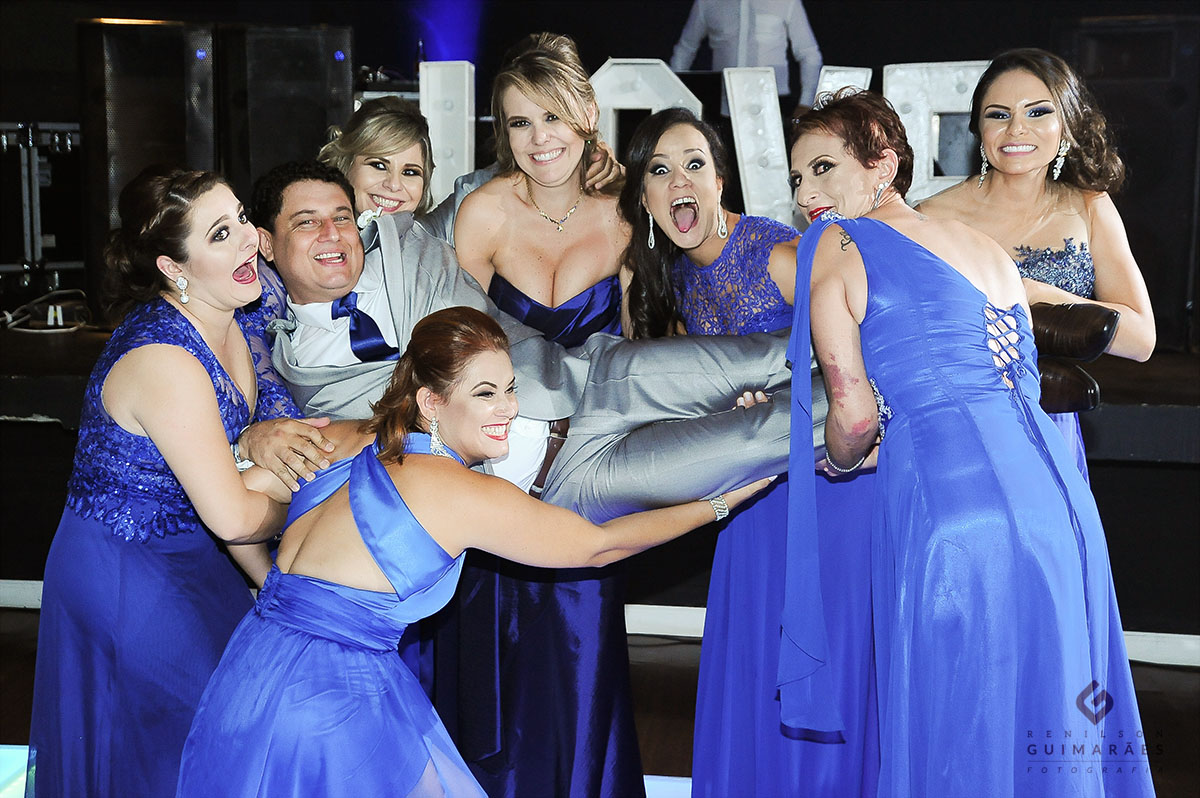 as madrinhas pegando o noivo