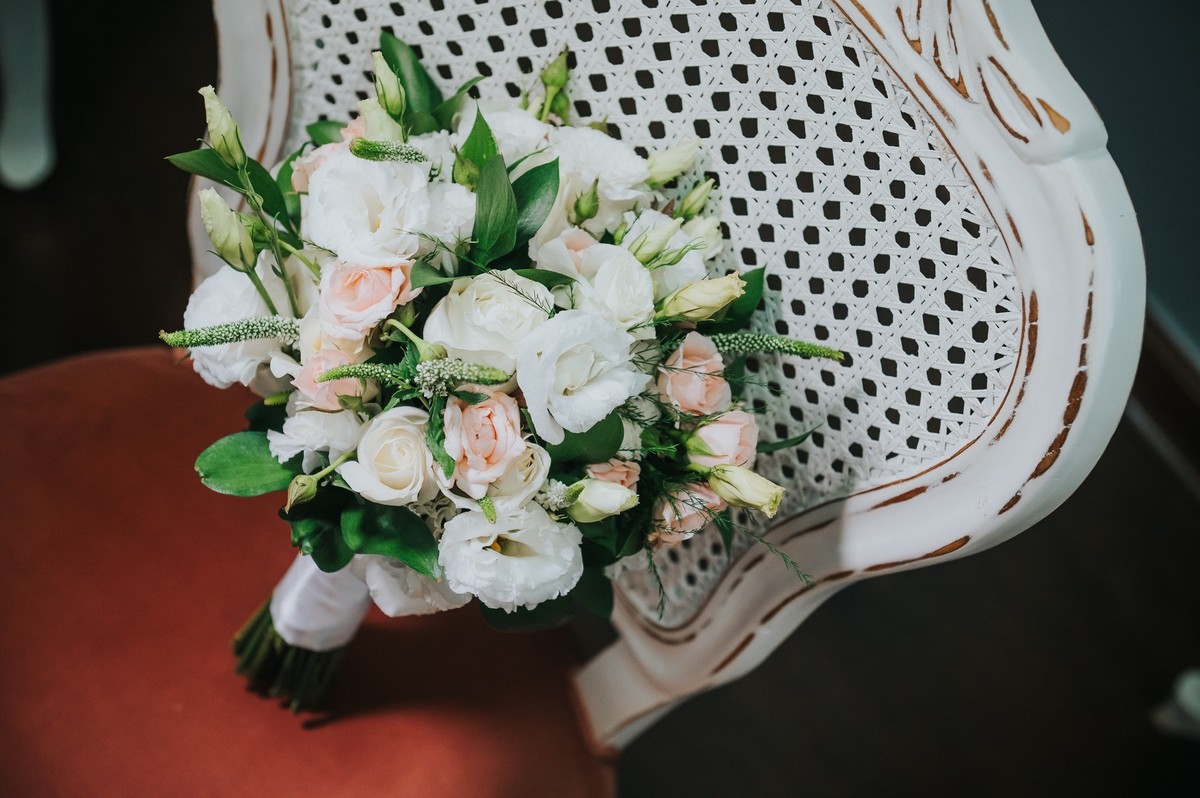 Bouquet de rosas brancas da noiva