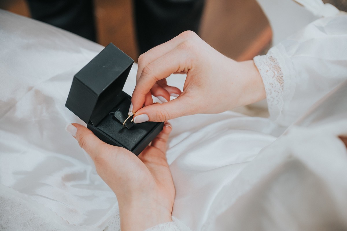 A noiva pegando no anel de casamento