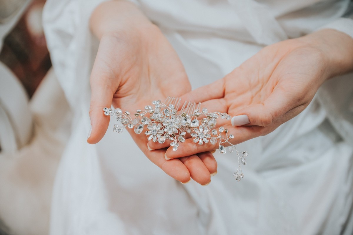 Noiva segurando a grinalda 