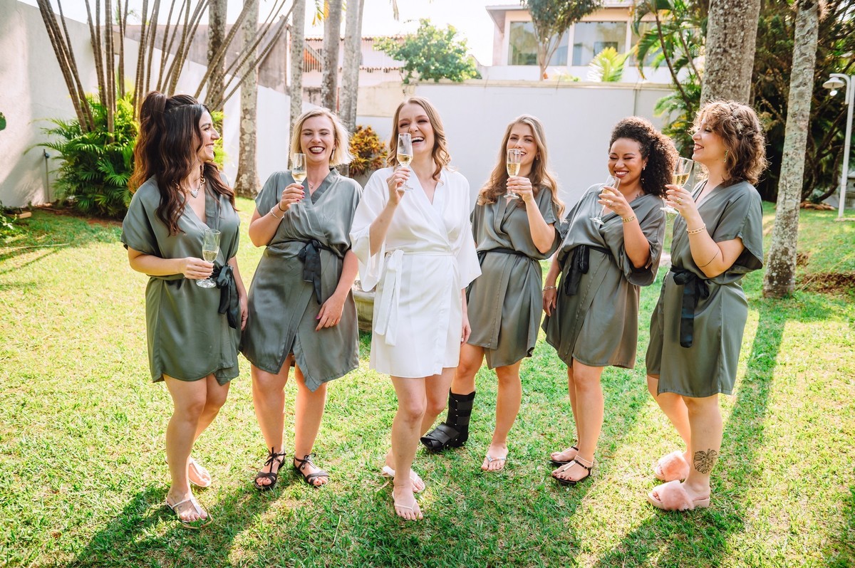 O brinde com as madrinhas no gramado