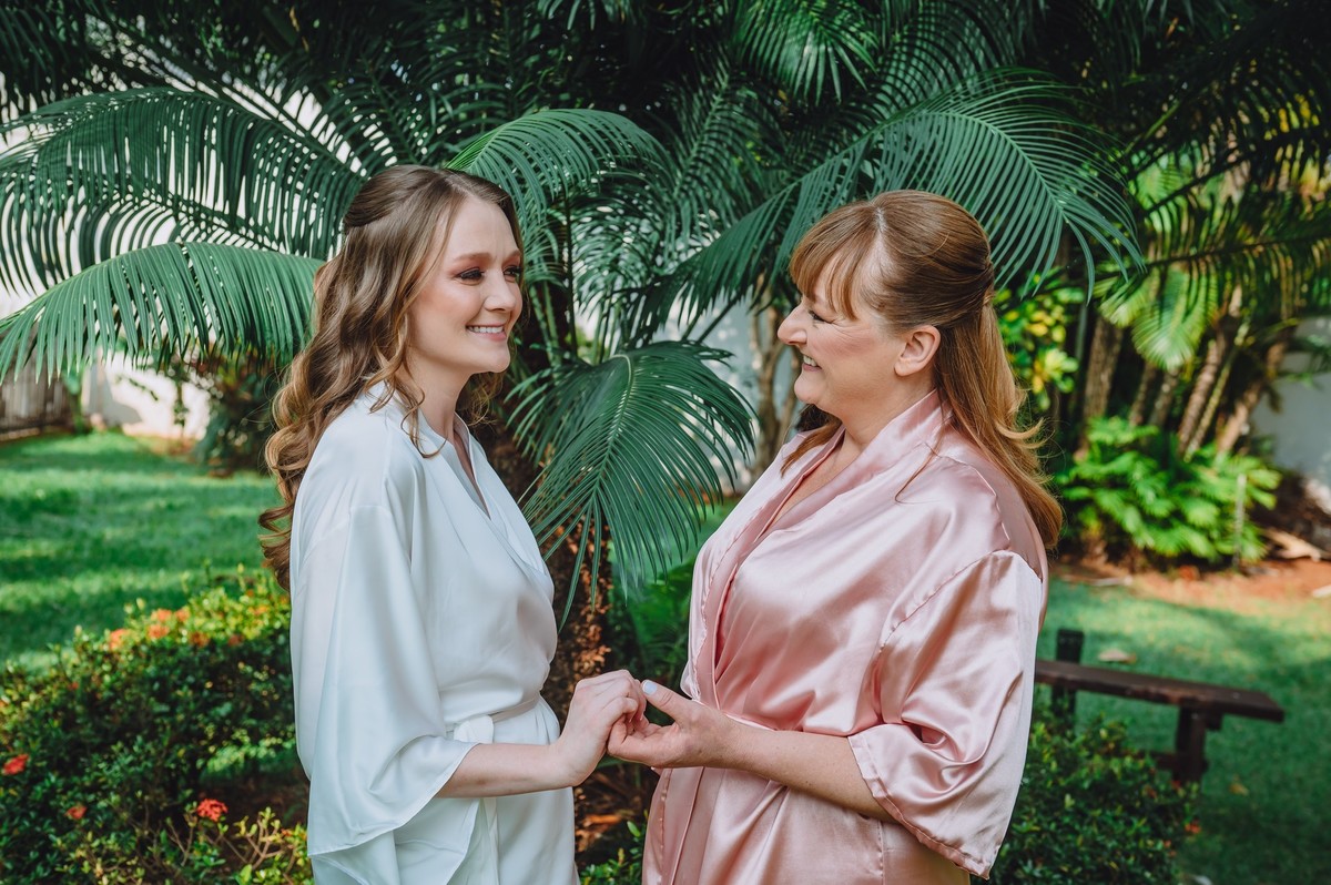 Momento da noiva e a sua mãe antes do casamento