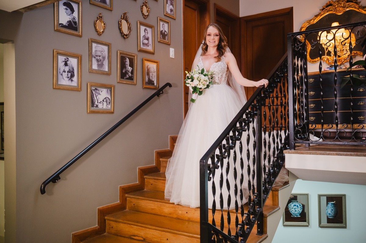 A noiva pronta descendo as escadas