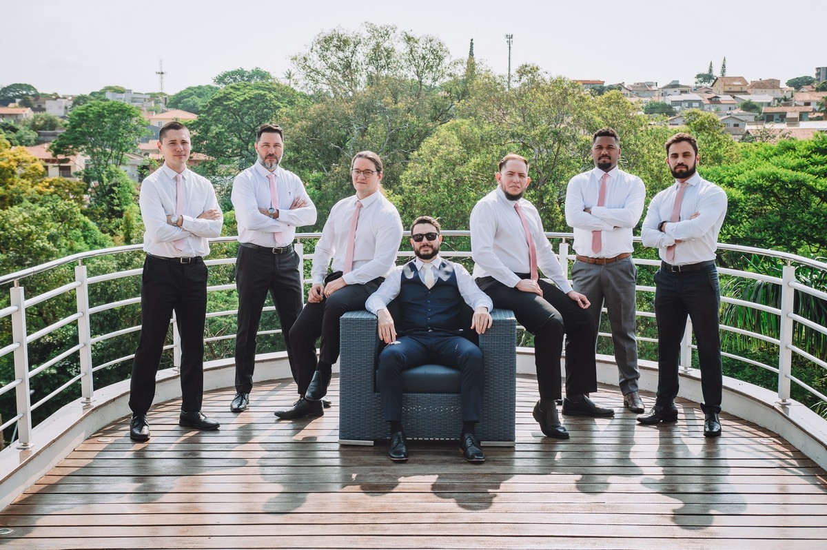 Fotos do making of do noivo com os padrinhos