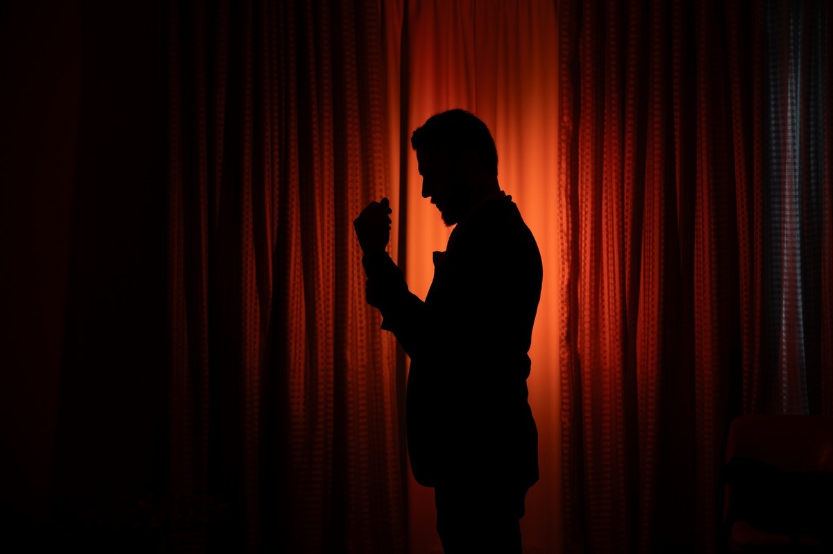 Foto de silhueta do noivo com fundo vermelho