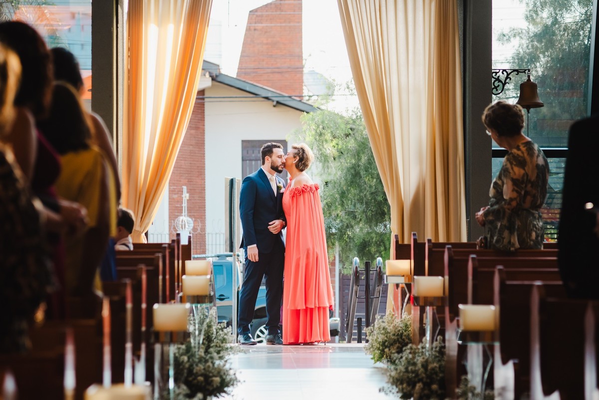 O noivo na porta da igreja