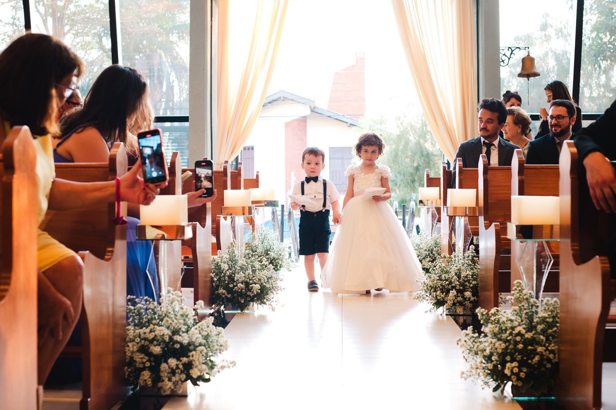 Fotos da daminha e pajem entrando na igreja