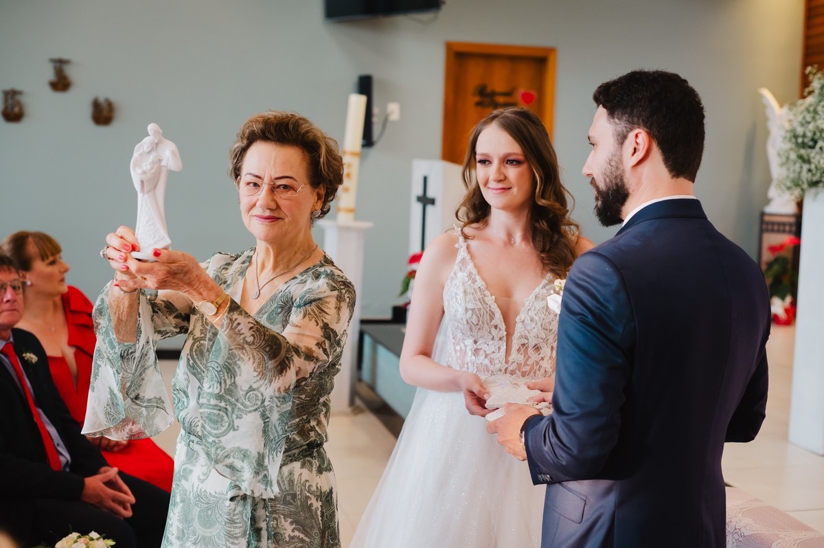 A vó do noivo entrando com o santo 