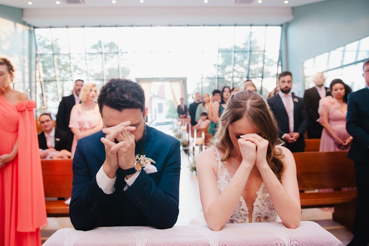 Fotos dos noivos ajoelhados em oração