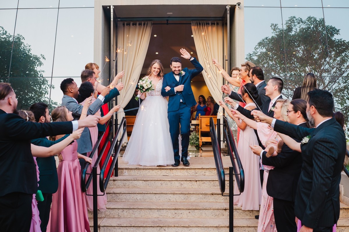 Saída dos noivos do casamento