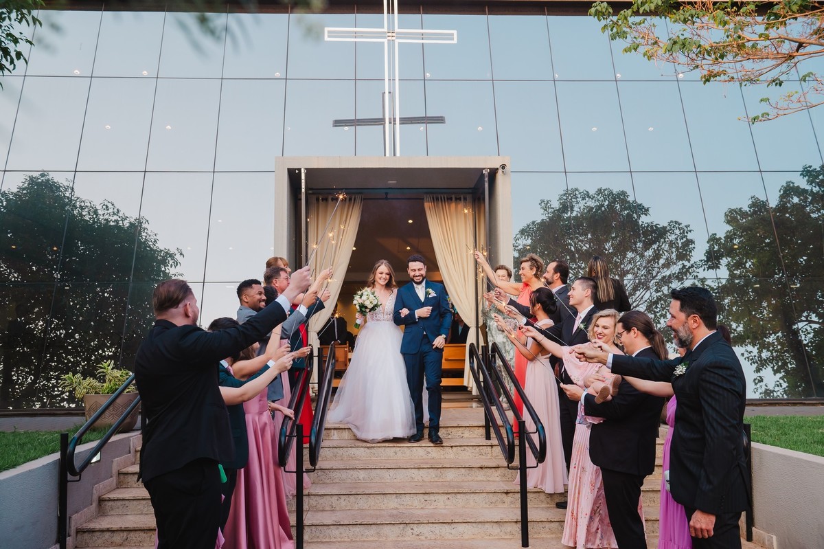 Fotos de saída dos noivos da igreja