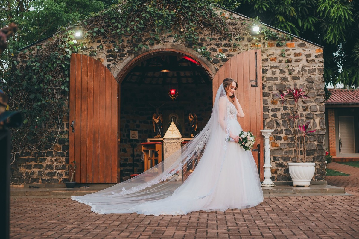 Foto da noiva com o véu estendido 