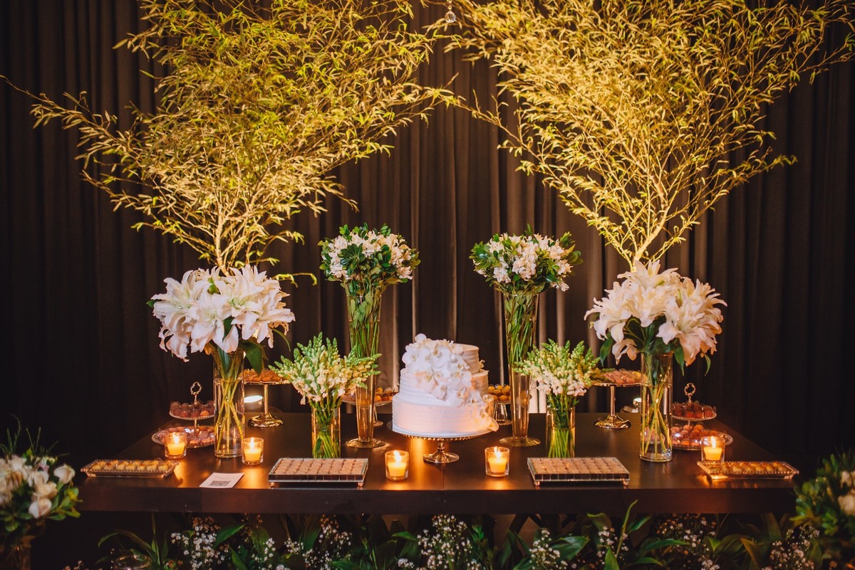 Fotos da mesa de doces com flores brancas