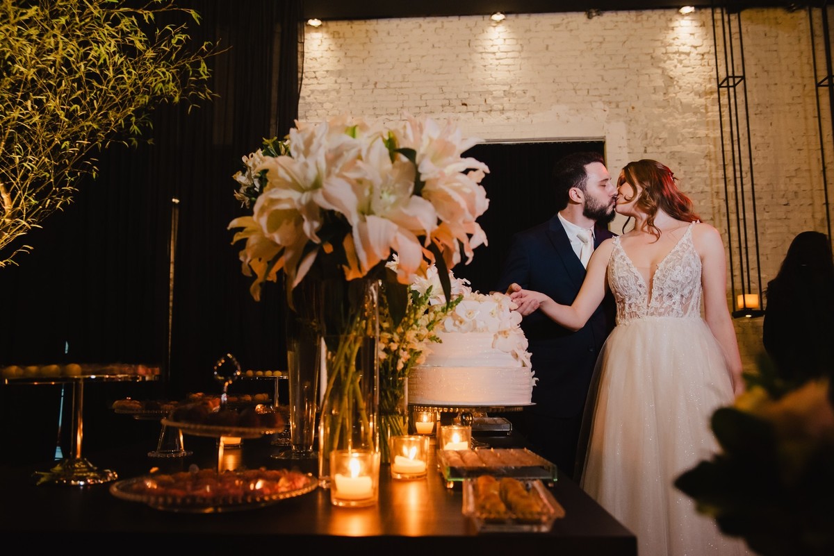 Os noivos cortando o bolo