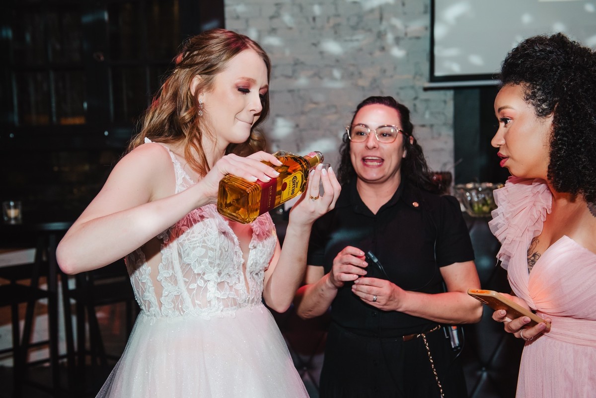 a noiva bebendo tequila 