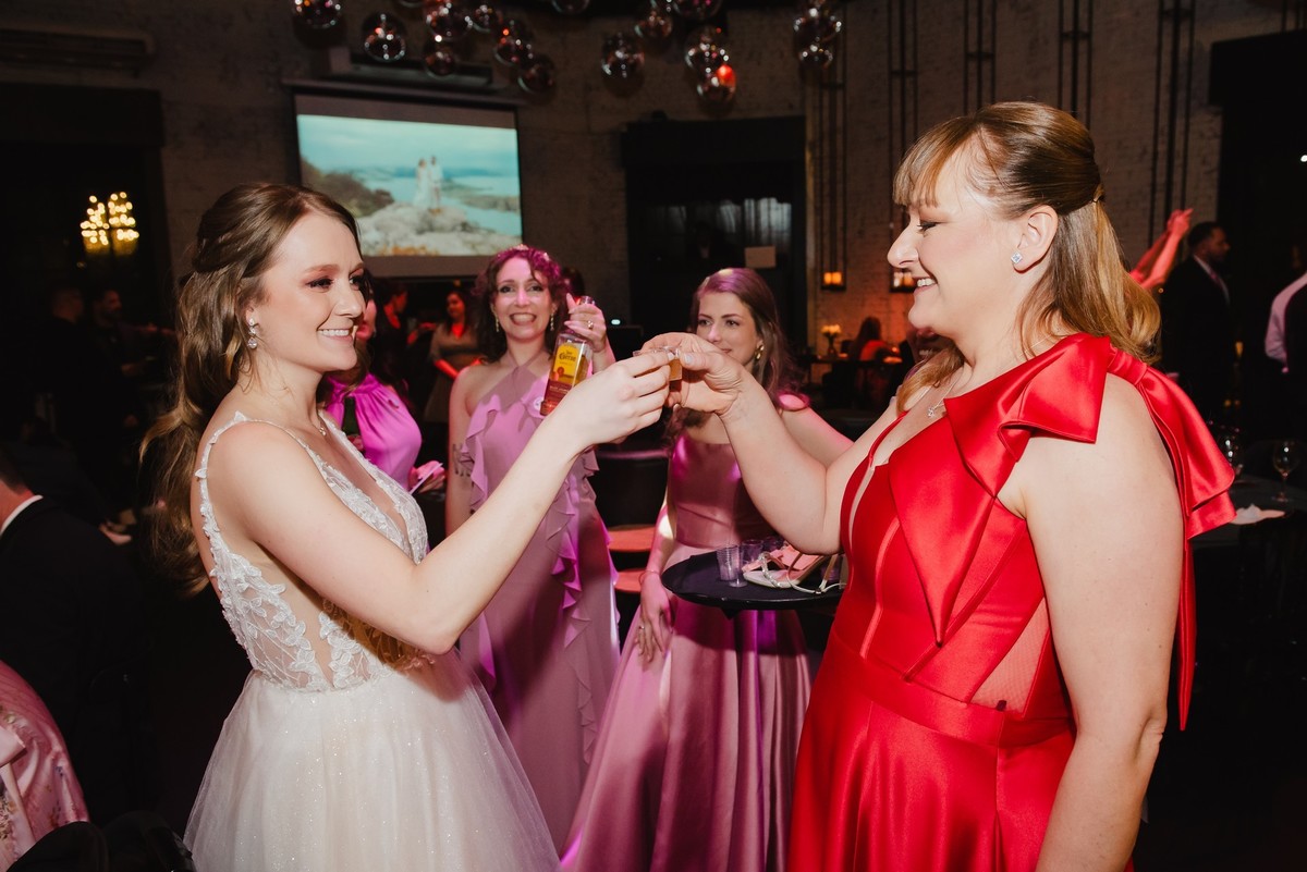 a noiva bebendo tequila com a mãe
