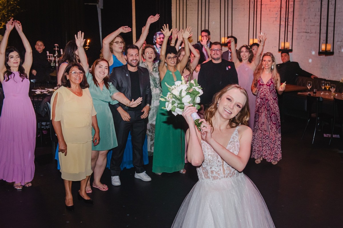 a noiva jogando o bouquet