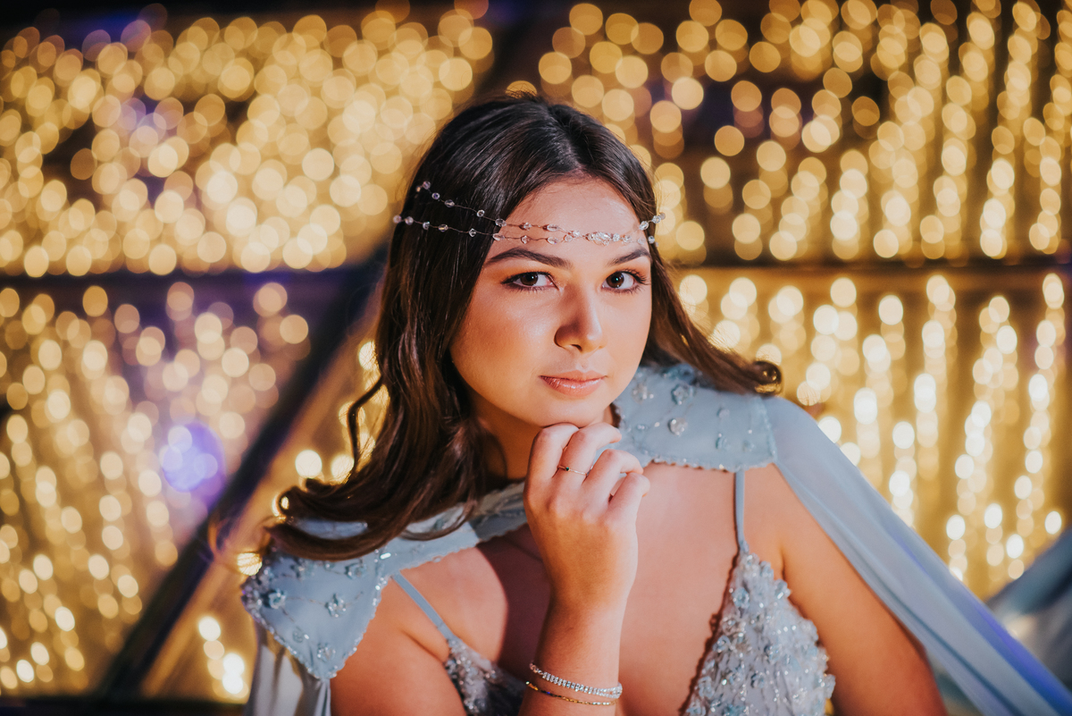 Aniversariante com a mão levemente no queixo