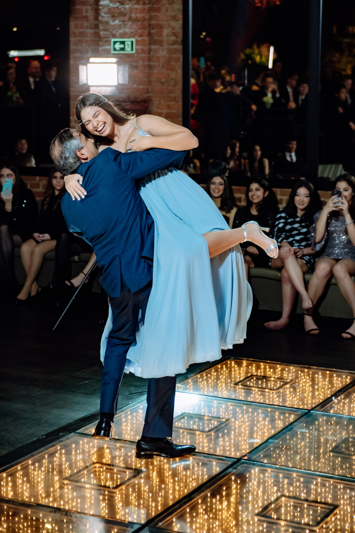 Pai erguendo a aniversariante na hora da valsa
