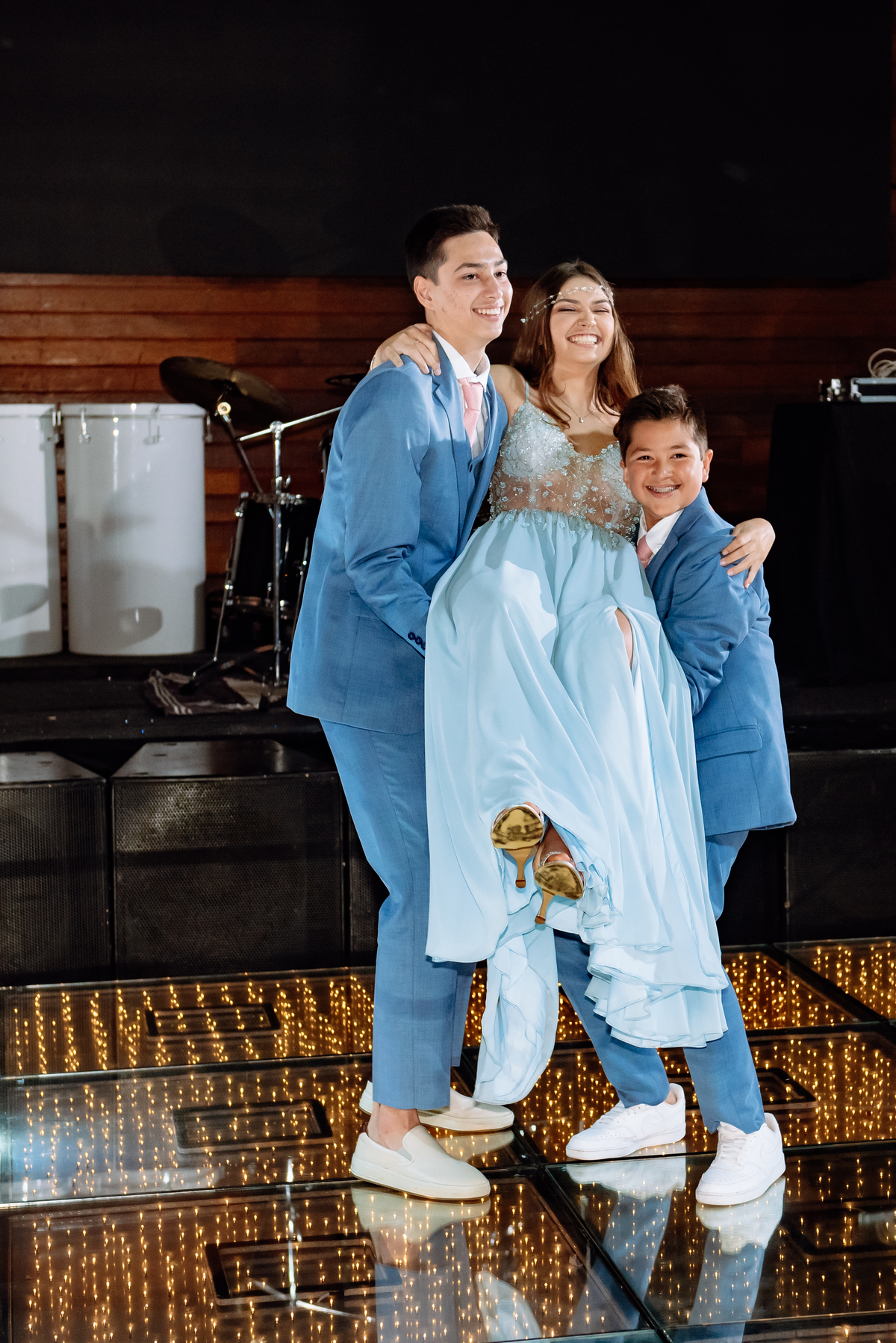 Os irmãos pegando a aniversariante no colo