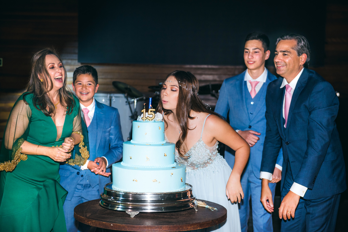 A debutante assoprando a vela no parabéns