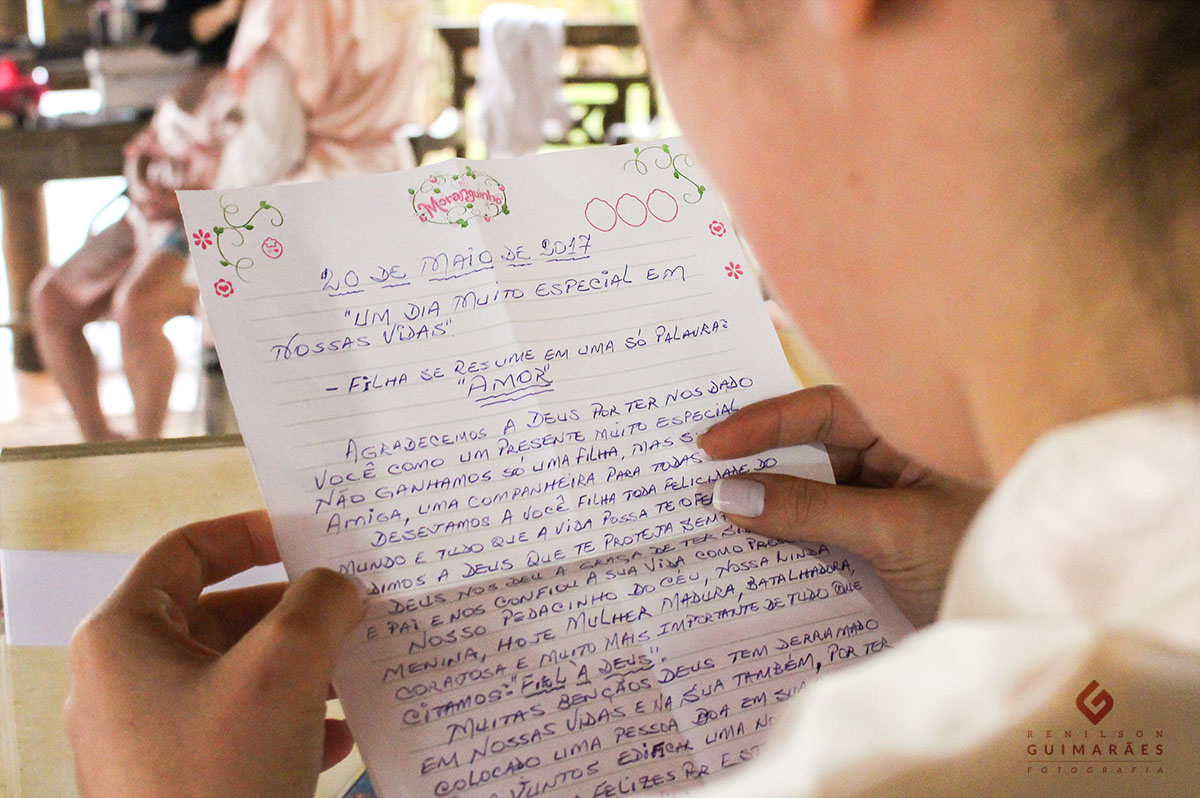 A noiva lendo a carta da mãe