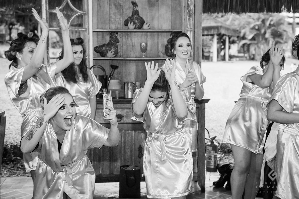 as madrinhas com medo da rolha do champagne