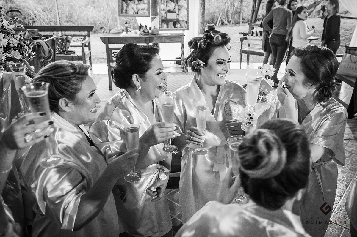 O brinde das madrinhas com a noiva