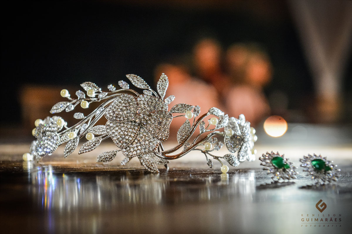 Os acessórios da noiva em cima da mesa