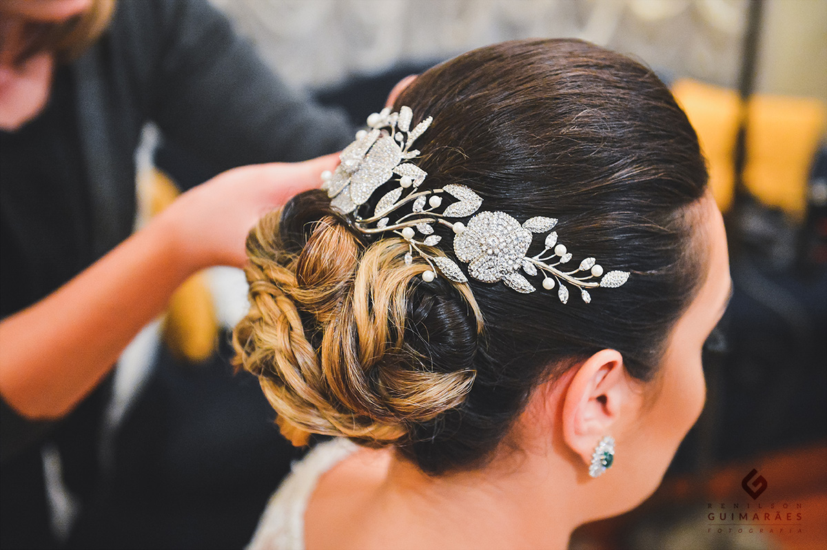 colocando a grinalda na noiva