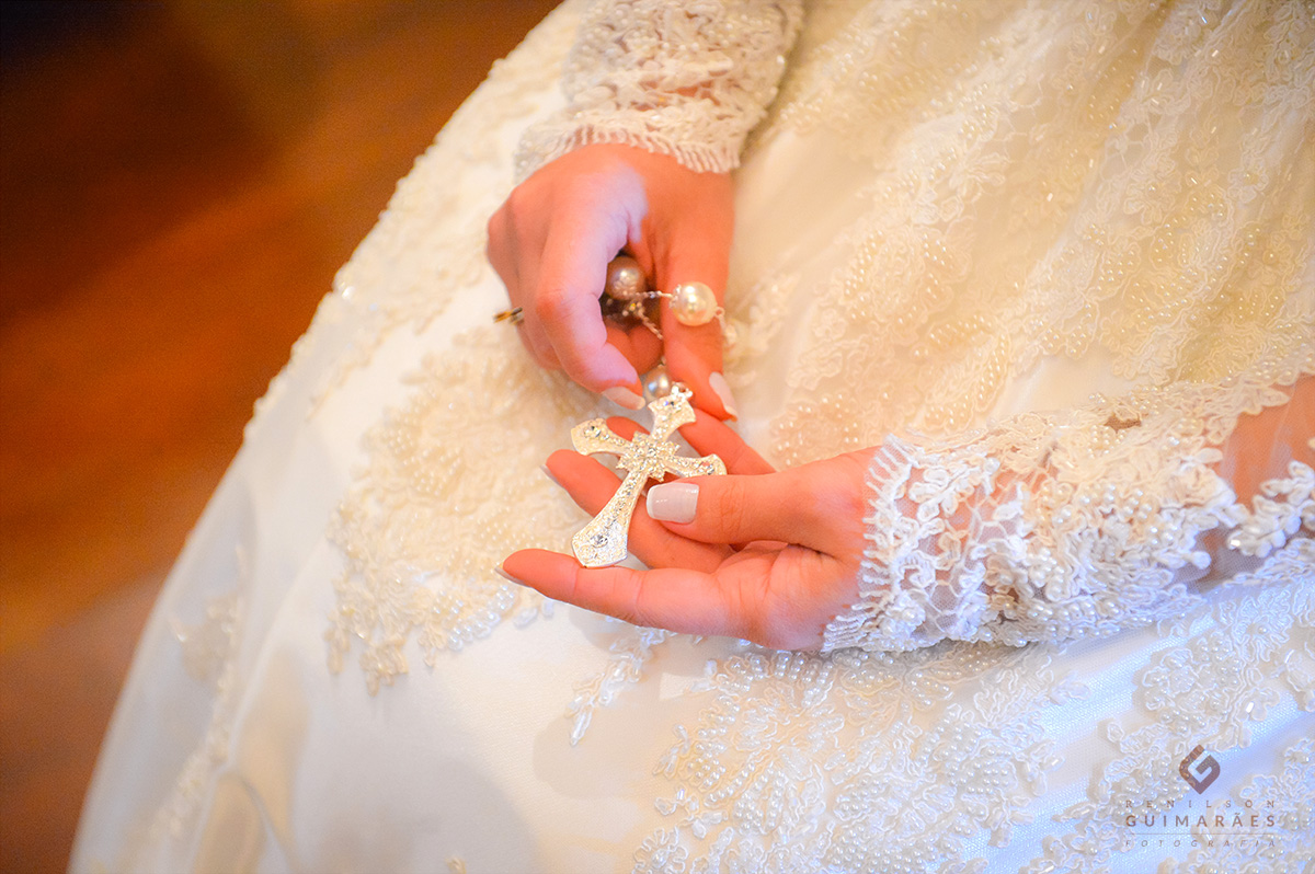 Noiva segurando o rosário