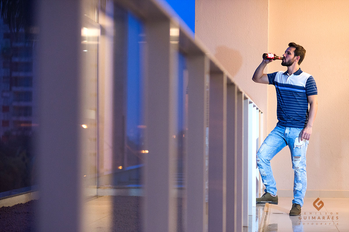 o noivo tomando uma cerveja