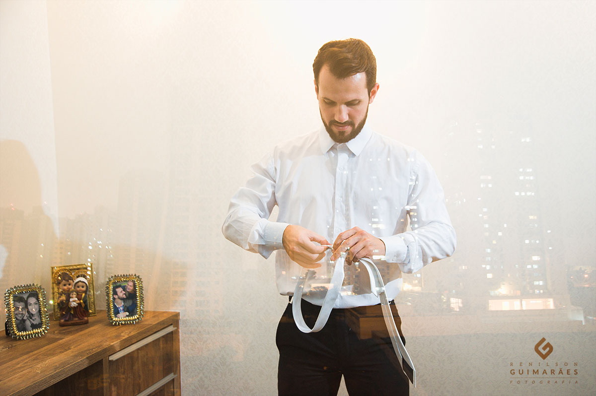 o noivo arrumando a gravata
