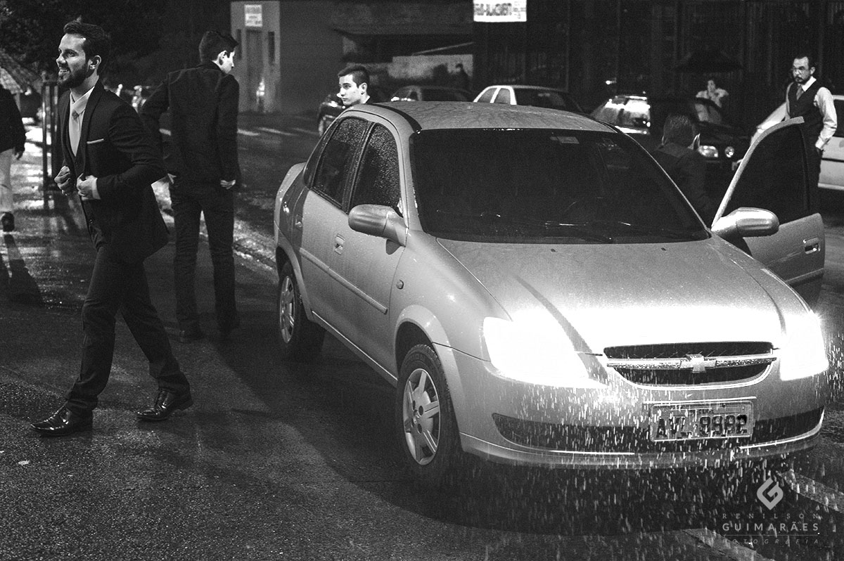 o noivo chegando na igreja