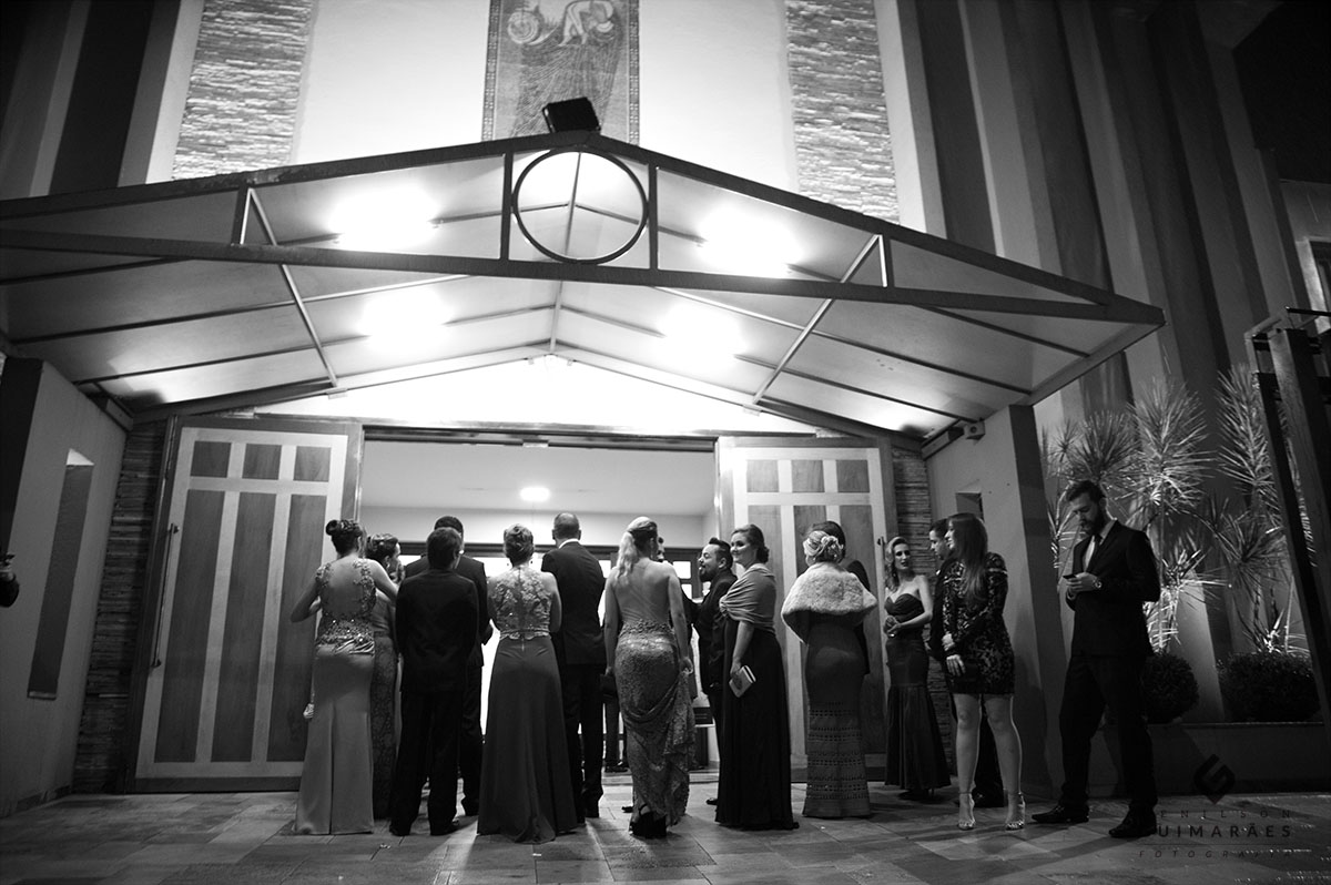 os padrinhos entrando na igreja