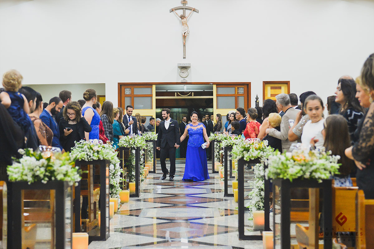 noivo entrando com a mãe na igreja