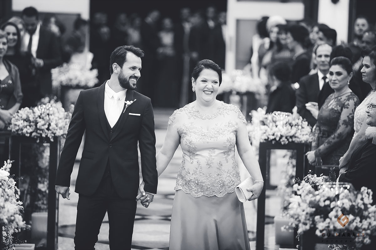 noivo entrando com a mãe na igreja