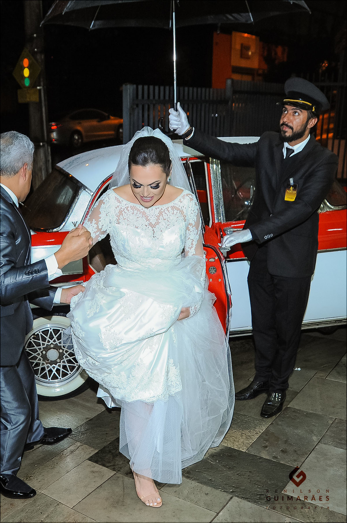 noiva saindo do carro