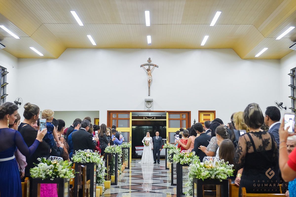 noiva antes de entrar na igreja