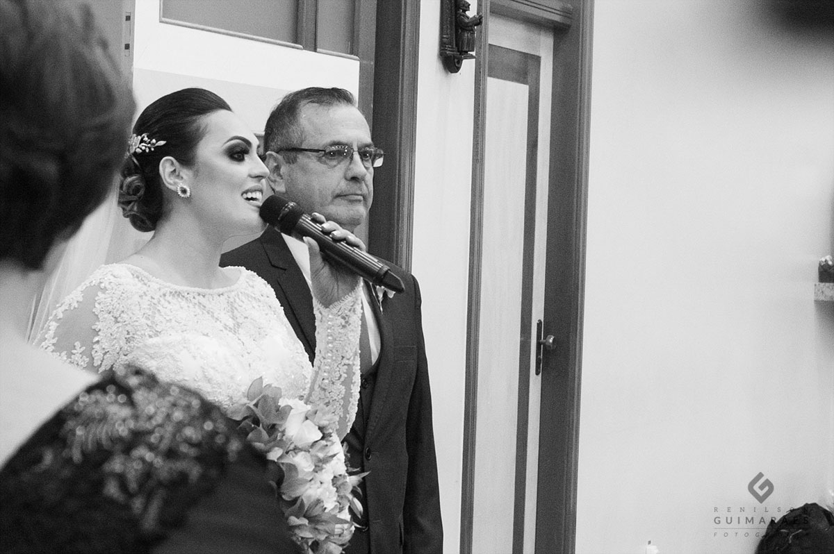 A noiva cantando para o noivo