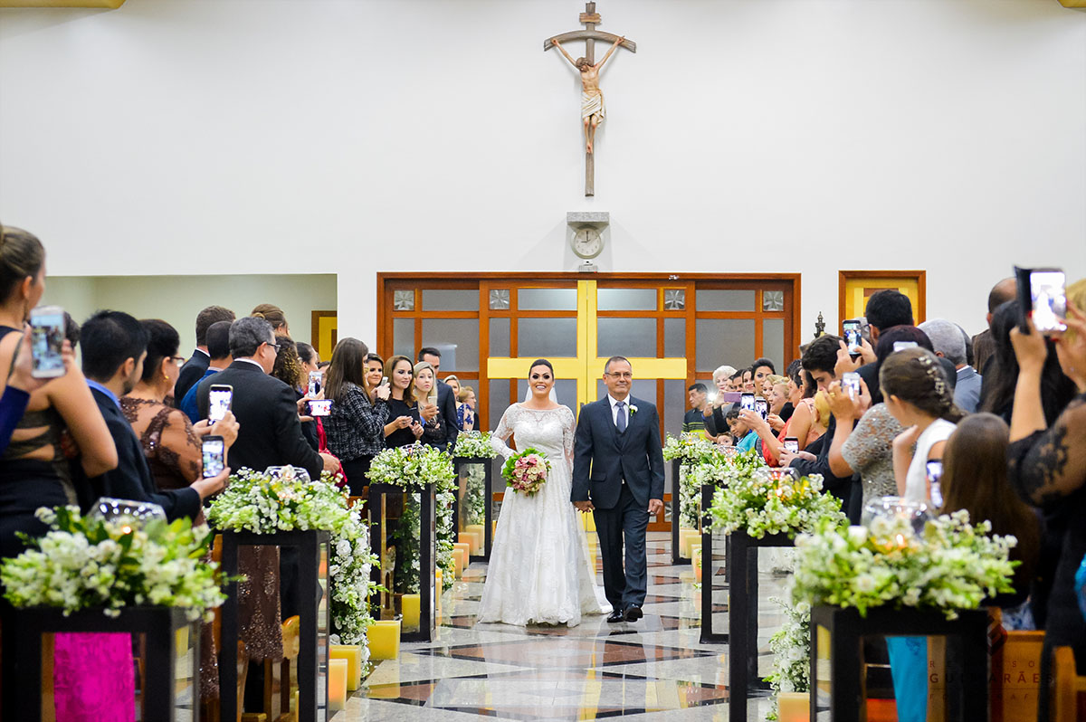 noiva entrando com o pai na igreja