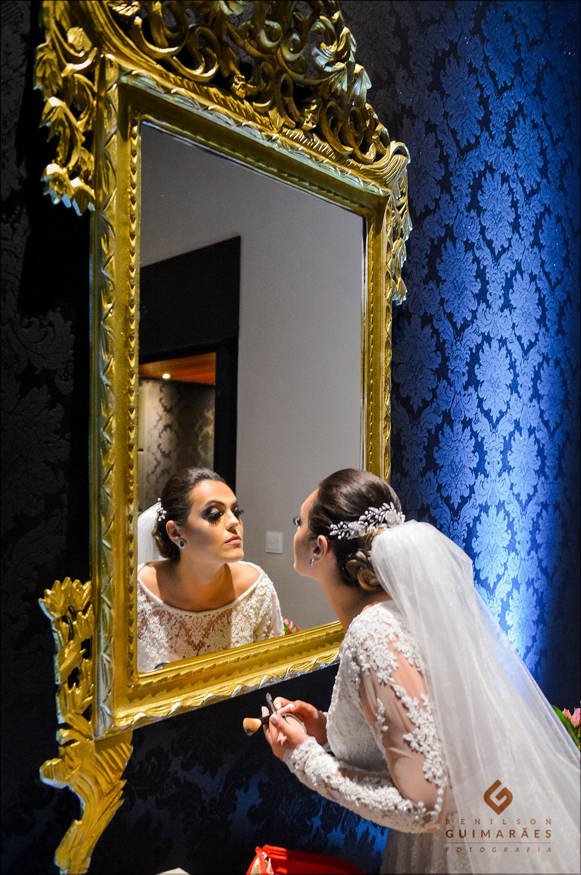 A noiva retocando a maquiagem