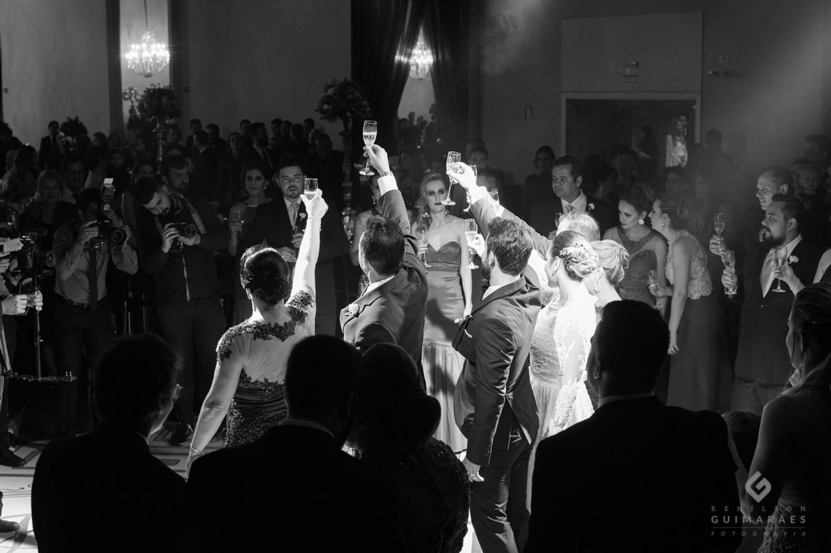 um viva aos noivos