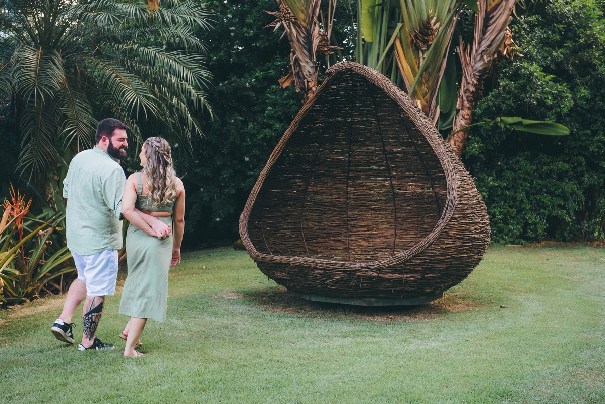 Noivos andando no gramado abraçados de costas