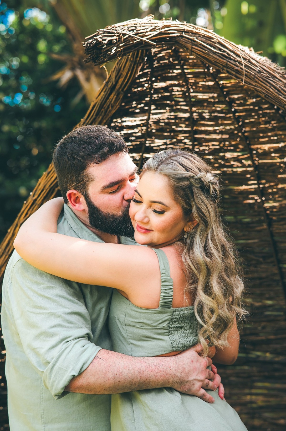 Noiva abraçando o noivo