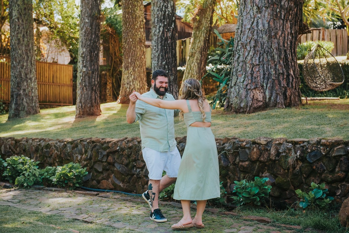 Casal brincando em se abraçar