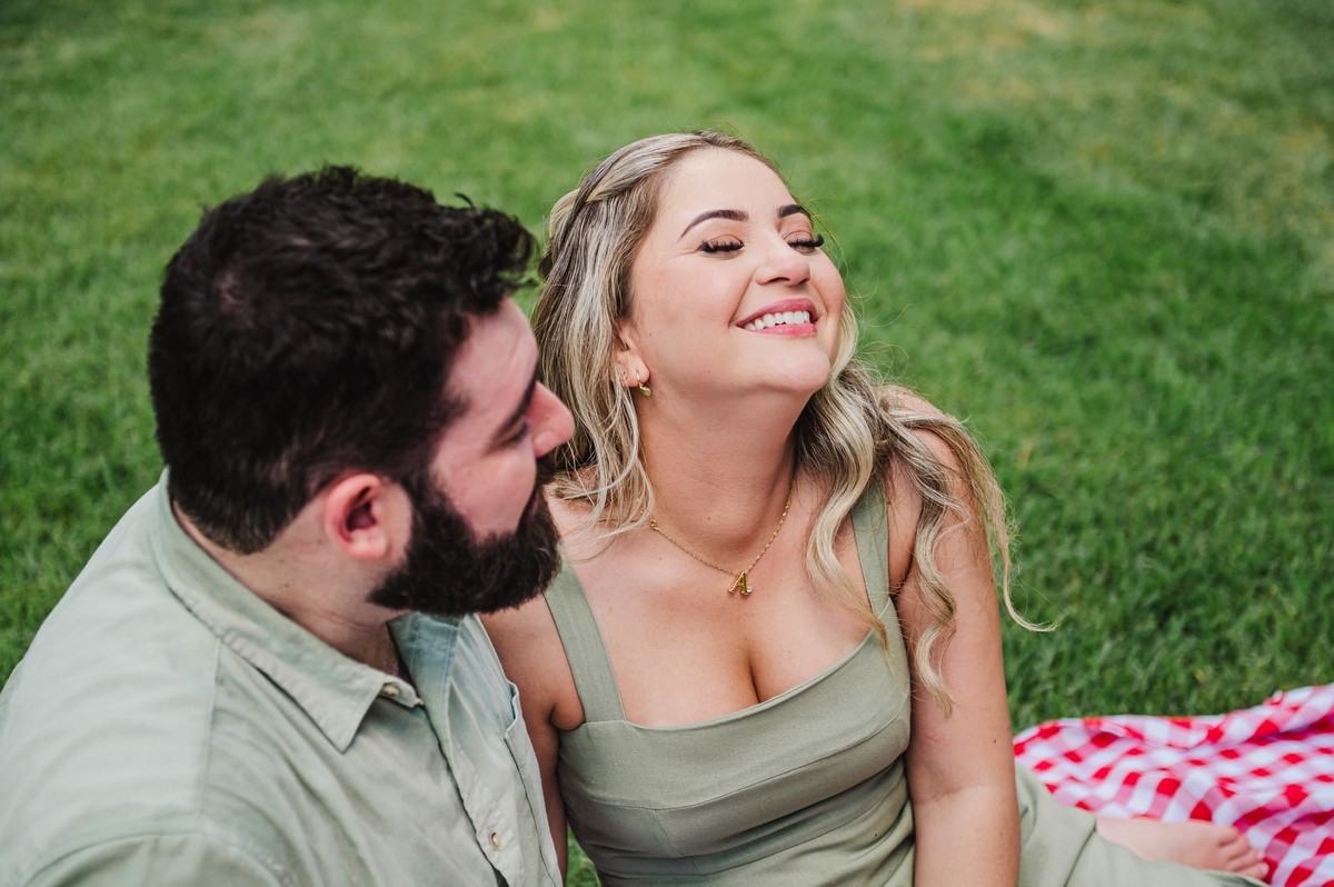Noivo sorrindo com olhos fechados
