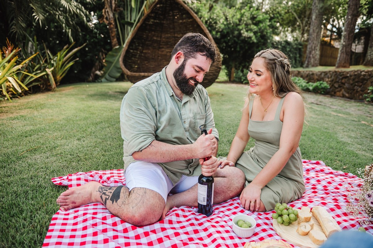 Noivo abrindo a garrafa