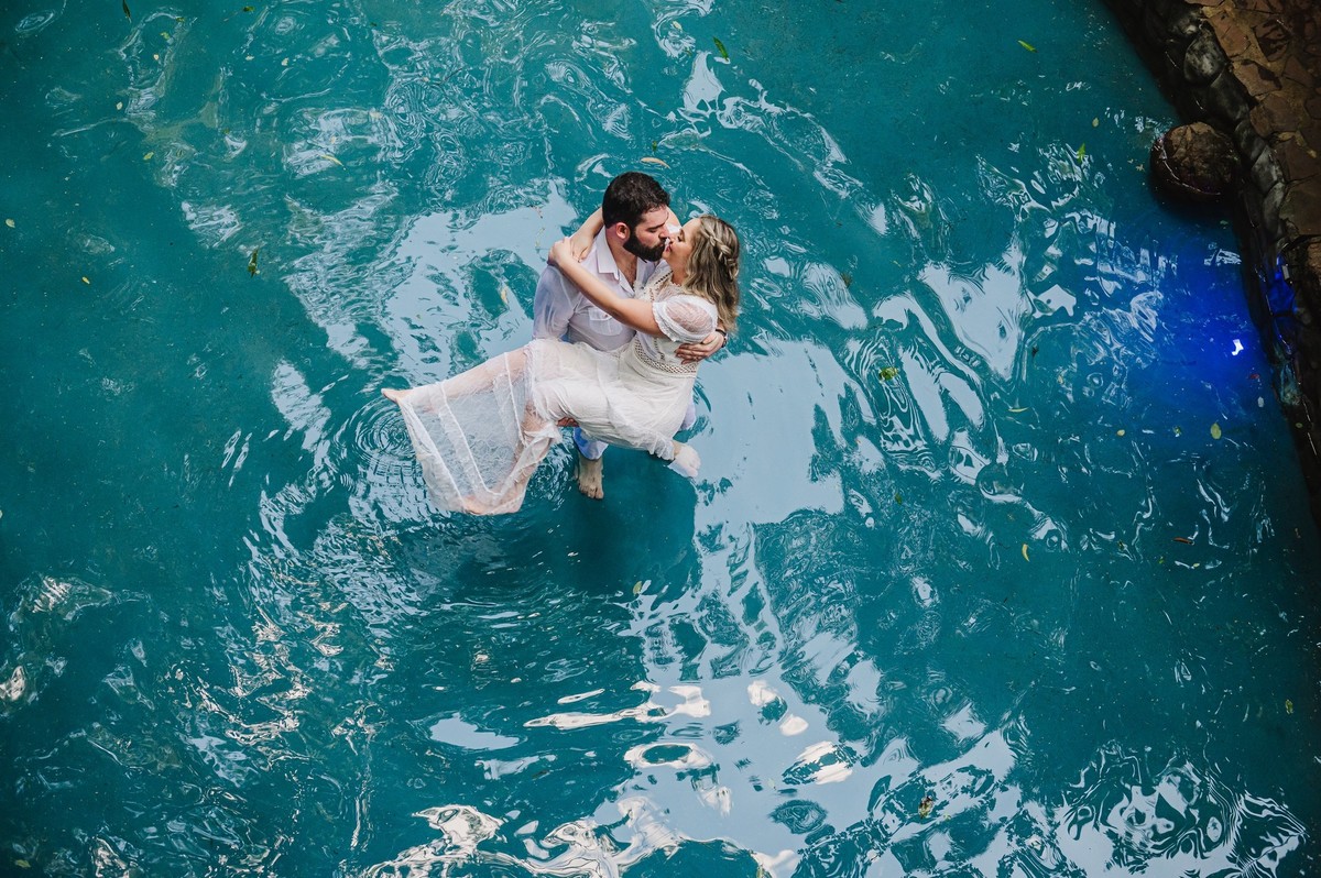 Noivo pegando a noiva no colo